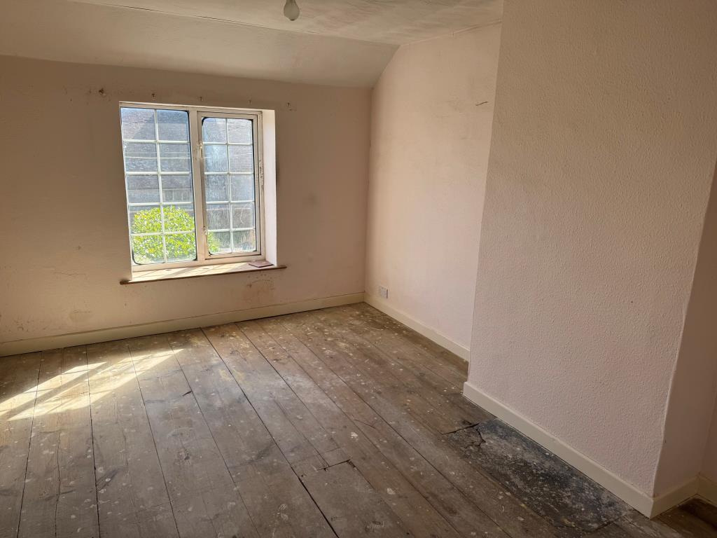 Lot: 71 - FREEHOLD THREE-BEDROOM COTTAGE FOR IMPROVEMENT - One of the Bedrooms